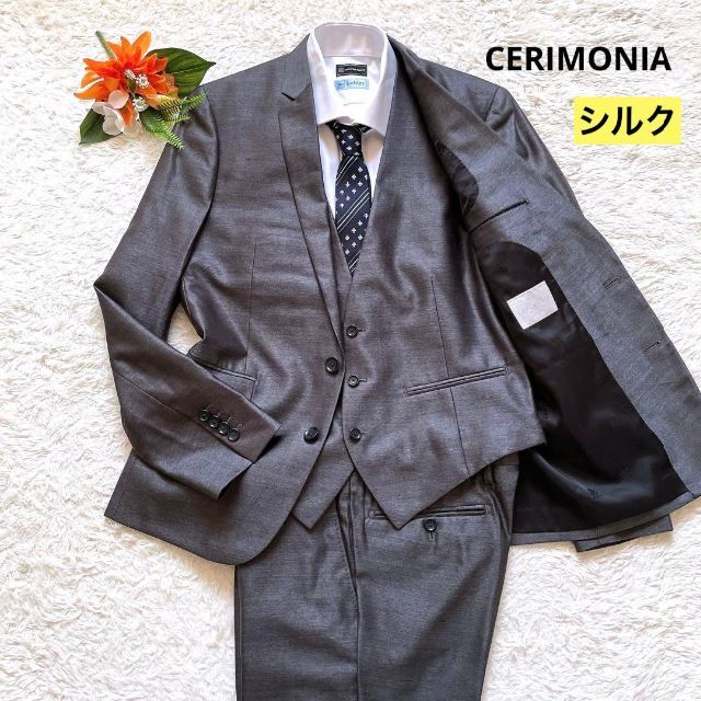 THE SUIT COMPANY(スーツカンパニー)のCERIMONIA　シルクセットアップ　3ピース　背抜き　2B　グレーシルバー メンズのスーツ(セットアップ)の商品写真