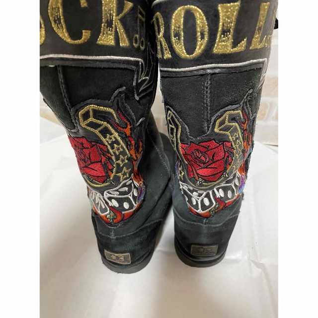 Koolaburra(クーラブラ)の koolaburra クーラブラ　ムートンブーツ　ロック　薔薇　黒 レディースの靴/シューズ(ブーツ)の商品写真