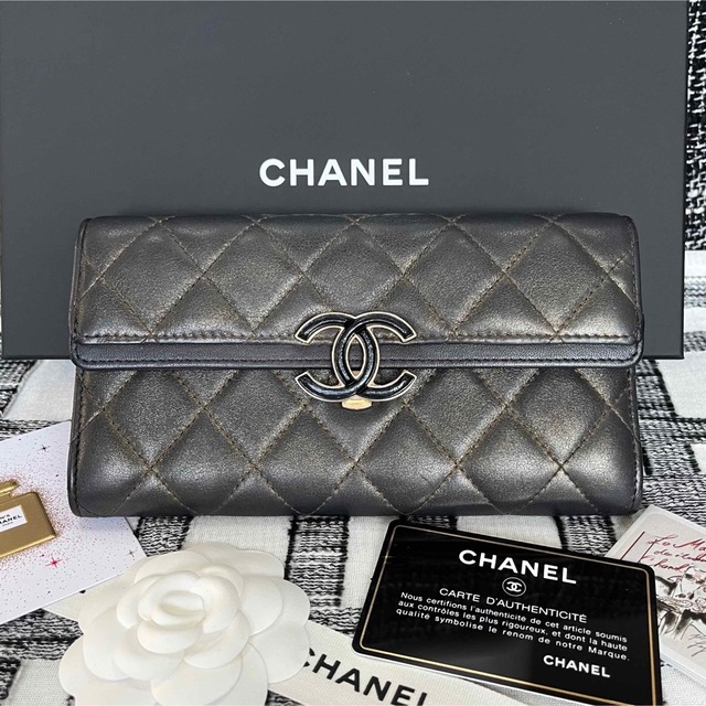 CHANEL(シャネル)のCHANEL レア美品✨マトラッセ　ブラック×ゴールドラメ　フラップウォレット レディースのファッション小物(財布)の商品写真
