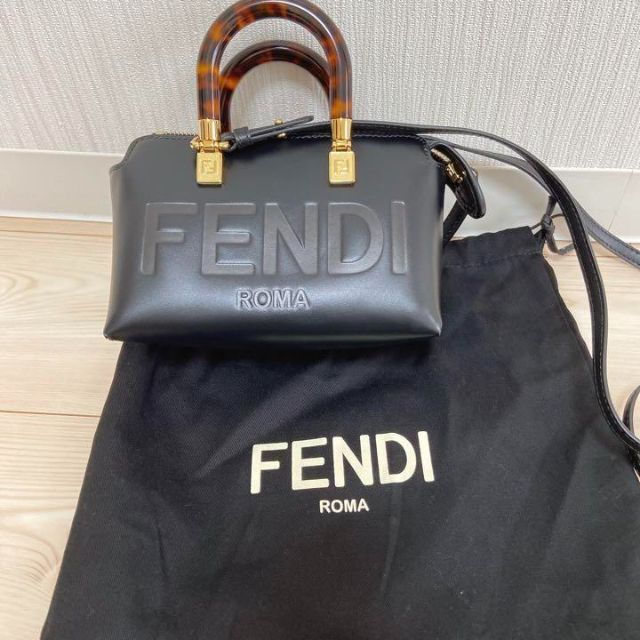 注目の FENDI ミニ ボストンバッグ ブラックレザー スモール