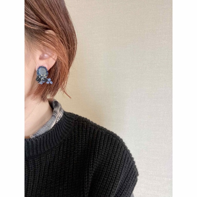 mina perhonen(ミナペルホネン)の刺繍とちびレースピアスorイヤリング ネイビー ハンドメイドのアクセサリー(ピアス)の商品写真