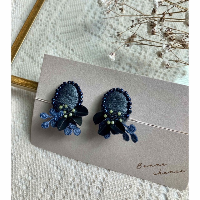 mina perhonen(ミナペルホネン)の刺繍とちびレースピアスorイヤリング ネイビー ハンドメイドのアクセサリー(ピアス)の商品写真