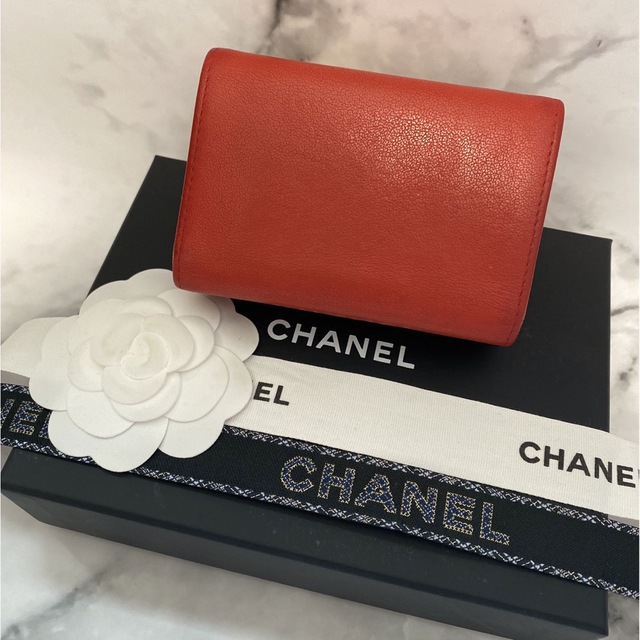 CHANEL(シャネル)の【美品☆28番台】CHANEL ココマーク コンパクトウォレット/レッド レディースのファッション小物(財布)の商品写真