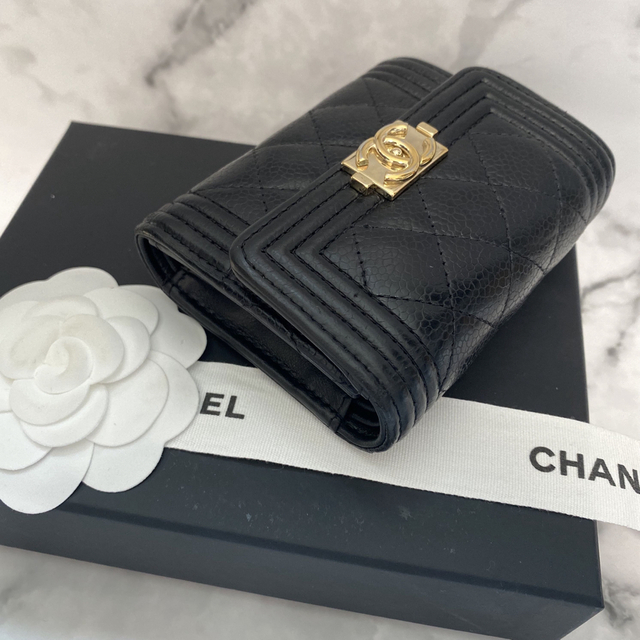 マトラッセ【美品☆29番台】CHANEL  折り財布 ボーイシャネル / キャビアスキン