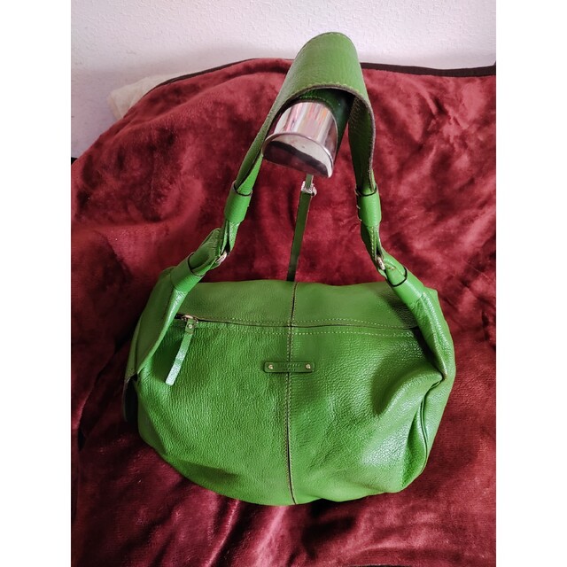 kate spade new york(ケイトスペードニューヨーク)のケイトスペード緑色の鮮やかなショルダーバッグ。 レディースのバッグ(ショルダーバッグ)の商品写真