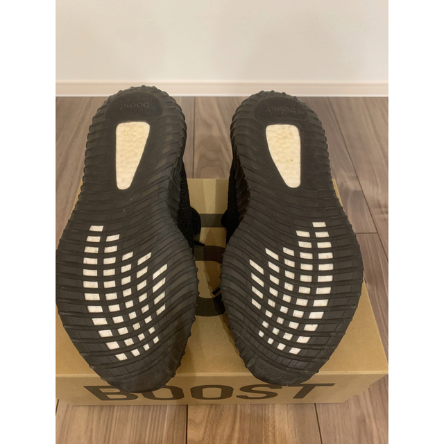 YEEZY（adidas）(イージー)の イージー ブースト 350 V2 コア ブラック/ソーラー レッド(2020) メンズの靴/シューズ(スニーカー)の商品写真