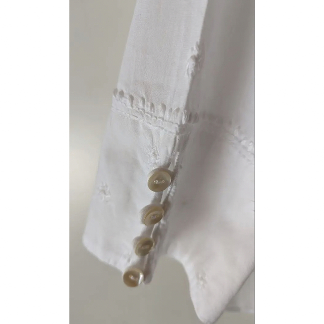 MALAIKA(マライカ)の新品　マライカ　GA-ON ラクノウ刺繍  2022 ブラウス　白　綿100% レディースのトップス(シャツ/ブラウス(長袖/七分))の商品写真