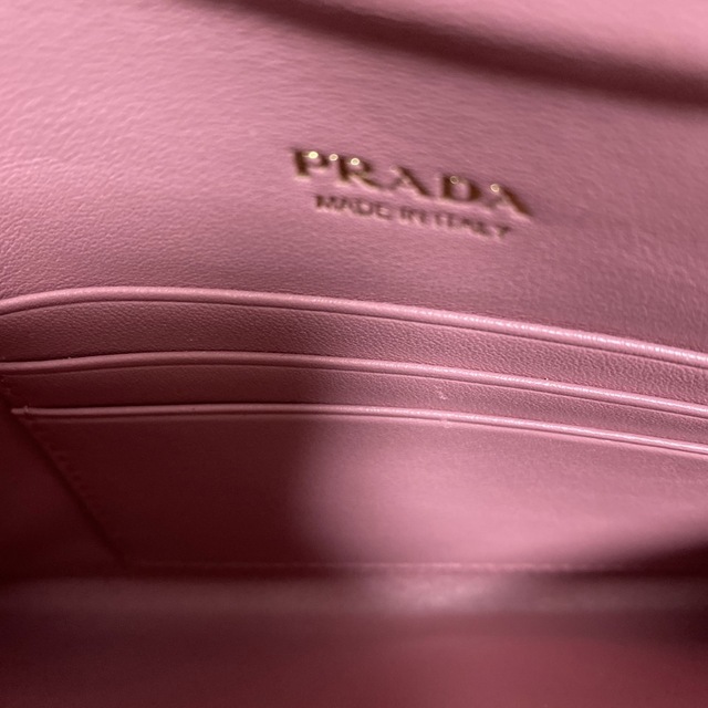 PRADA(プラダ)の【送料無料】新品PRADAマルチケース♡ レディースのファッション小物(財布)の商品写真