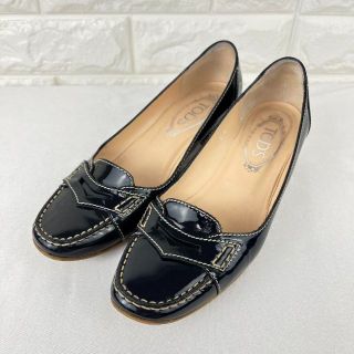 トッズ(TOD'S)の美品 TOD'S トッズ エナメルパンプス ブラック 37.524.5cm / (ハイヒール/パンプス)