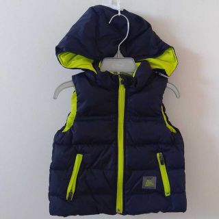 ベベ(BeBe)の【新品】BeBe ベベ　キッズ　ダウン　ベスト　90 男の子　上着　アウター(ジャケット/上着)