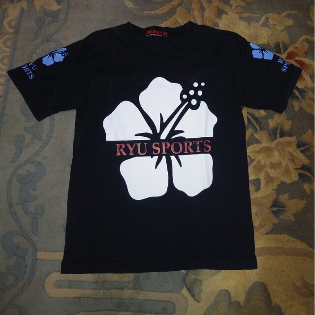 RYUSPORTS(リュウスポーツ)のリュウスポーツ。プリントロゴ。ブラックTシャツ レディースのトップス(Tシャツ(半袖/袖なし))の商品写真