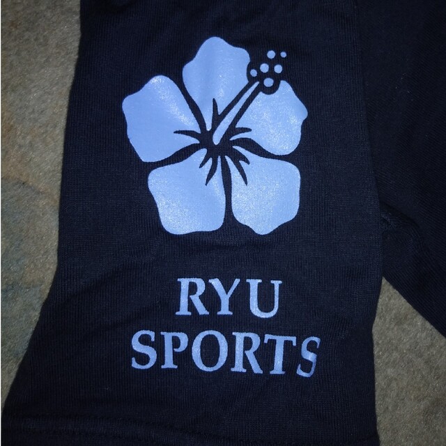 RYUSPORTS(リュウスポーツ)のリュウスポーツ。プリントロゴ。ブラックTシャツ レディースのトップス(Tシャツ(半袖/袖なし))の商品写真