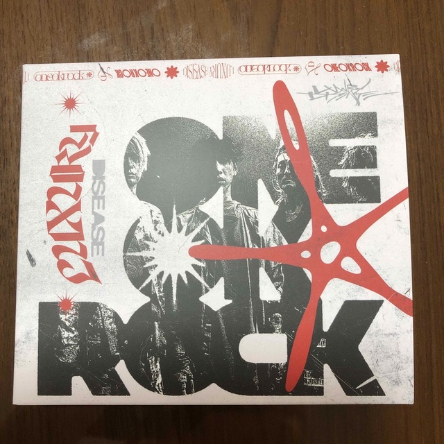 ONE OK ROCK(ワンオクロック)のLuxury Disease（初回生産限定盤）　ワンオク エンタメ/ホビーのCD(ポップス/ロック(邦楽))の商品写真