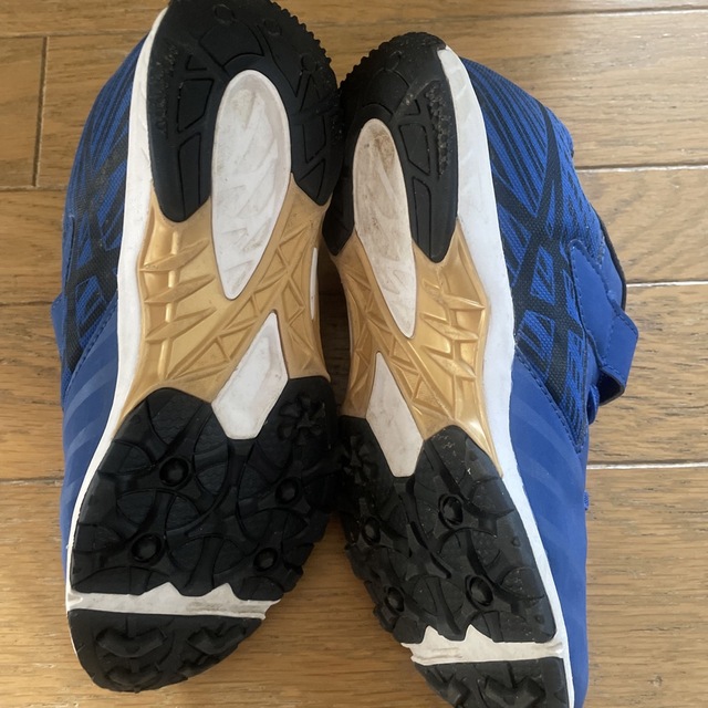 asics(アシックス)のアシックス　スニーカー　22.0 キッズ/ベビー/マタニティのキッズ靴/シューズ(15cm~)(スニーカー)の商品写真