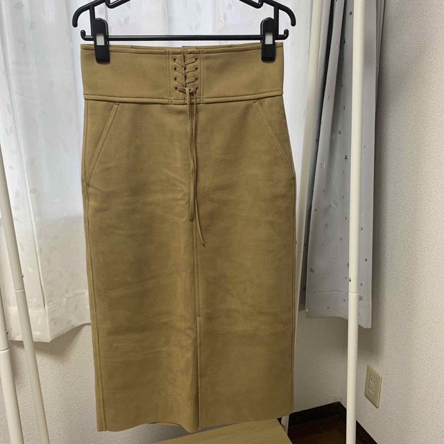 TOMORROWLAND(トゥモローランド)のMACPHEEトゥモローランド フェイクレザースエードタイトスカート34ベージュ レディースのスカート(ロングスカート)の商品写真