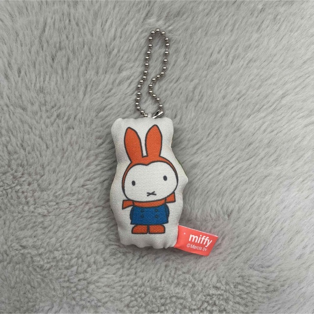 miffy(ミッフィー)のミッフィーとお友達マスコット　ミッフィー(雪の日)　ガチャガチャ エンタメ/ホビーのおもちゃ/ぬいぐるみ(キャラクターグッズ)の商品写真