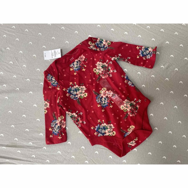 babyGAP(ベビーギャップ)の新品　babyGAP 上品な総花柄　ボディスーツ　70cm キッズ/ベビー/マタニティのベビー服(~85cm)(肌着/下着)の商品写真