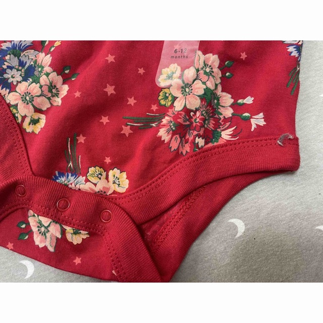 babyGAP(ベビーギャップ)の新品　babyGAP 上品な総花柄　ボディスーツ　70cm キッズ/ベビー/マタニティのベビー服(~85cm)(肌着/下着)の商品写真