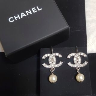 シャネル(CHANEL)の試着のみ‼️CHANELピアス ココマーク パール ビジューラインストーンピアス(ピアス)