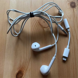 アップル(Apple)のアップル純正　イヤホン&変換アダプター(ヘッドフォン/イヤフォン)