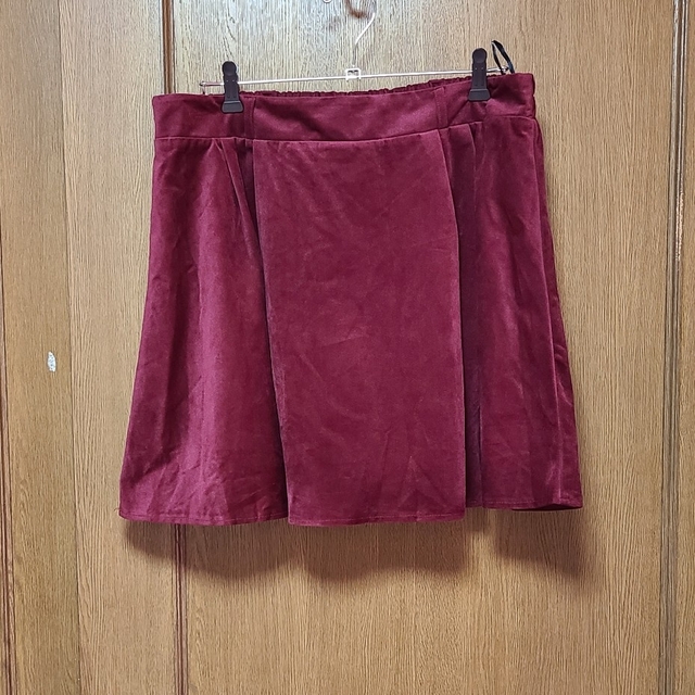 大きいサイズ　ワインレッドスカート4L レディースのスカート(ひざ丈スカート)の商品写真
