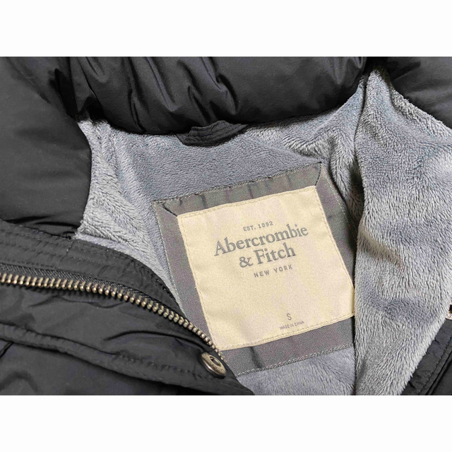 Abercrombie&Fitch(アバクロンビーアンドフィッチ)のアバクロダウン　Sサイズ　美品✨お値下げ レディースのジャケット/アウター(ダウンジャケット)の商品写真