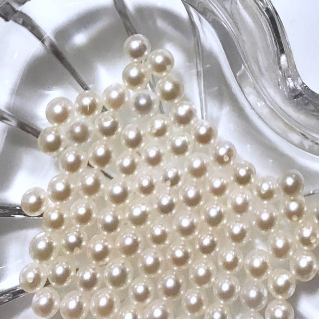 アコヤパール　本真珠　片穴　4mm ハンドメイドの素材/材料(各種パーツ)の商品写真