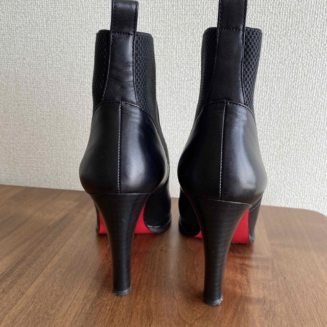 kariang(カリアング)の美品　カリアング　サイドゴア　美脚ショートブーツ　レッドソール　黒　23.5 レディースの靴/シューズ(ブーツ)の商品写真