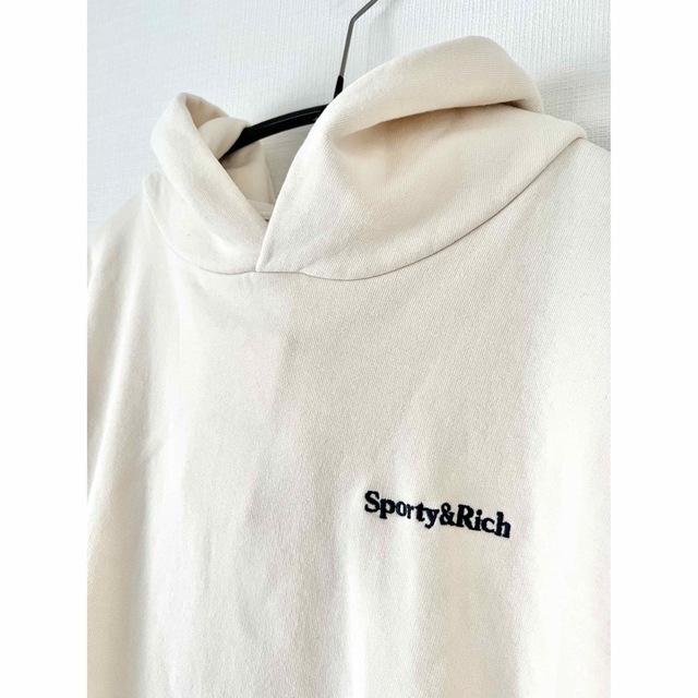 L'Appartement DEUXIEME CLASSE(アパルトモンドゥーズィエムクラス)のSPORTY&RICH SERIF LOGO HOODIE パーカー レディースのトップス(パーカー)の商品写真