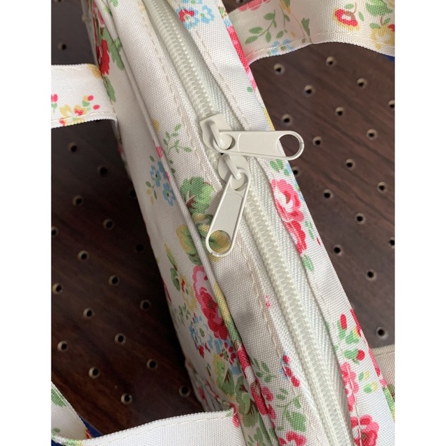 Cath Kidston(キャスキッドソン)のお値下げ☆彡【cath kidston】花柄がかわいい♡トラベル ポーチ レディースのファッション小物(ポーチ)の商品写真