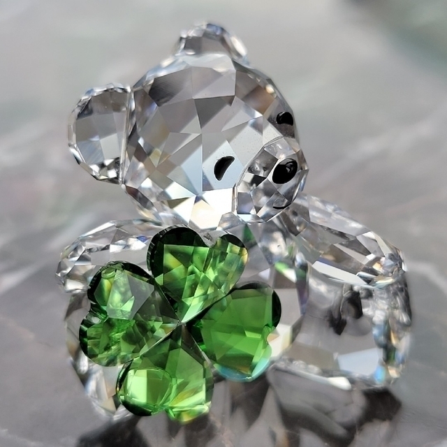 SWAROVSKI Kris Bears ラッキーチャーム フィギュア クリアスワロフスキークリスタル 緑の四つ葉のクローバーアクセント  スワロフスキークリス・ベアーズコレク オブジェ、置き物