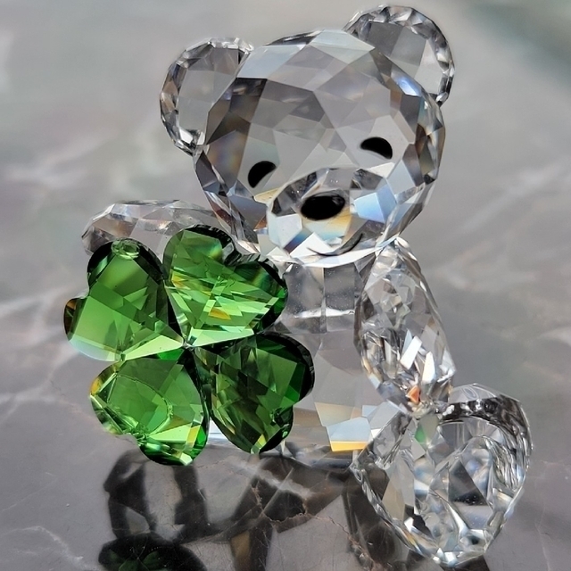 SWAROVSKI Kris Bears ラッキーチャーム フィギュア クリアスワロフスキークリスタル 緑の四つ葉のクローバーアクセント  スワロフスキークリス・ベアーズコレク オブジェ、置き物