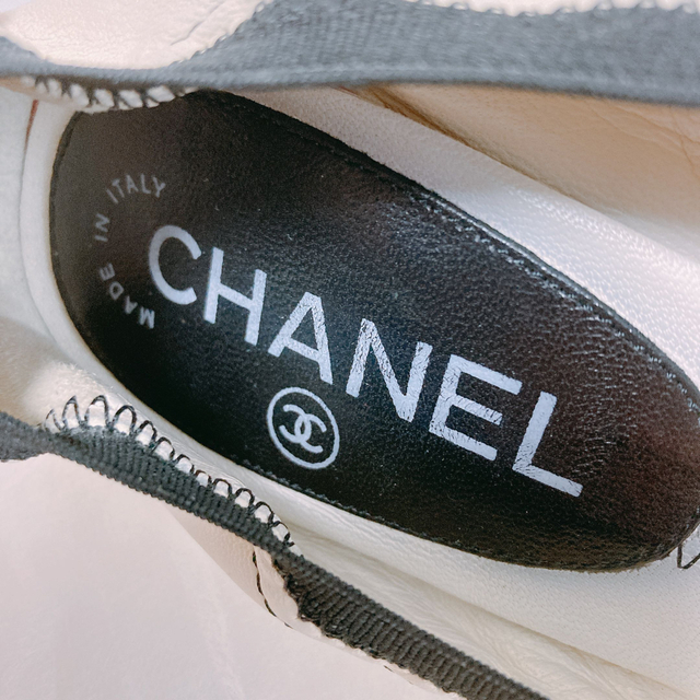 CHANEL(シャネル)のシャネル パンプス ラムスキン 23.5cm アイボリー ヒール ココマーク レディースの靴/シューズ(その他)の商品写真