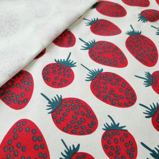 マリメッコ(marimekko)のキャンバス生地　北欧風　いちご柄　ホワイト　マリメッコ柄風　143㎝×50㎝(生地/糸)