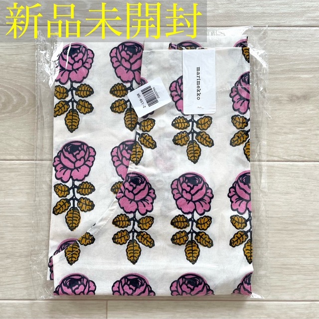 marimekko(マリメッコ)の《新品未使用》 マリメッコ marimekko エプロン ピンク キッズ/ベビー/マタニティの授乳/お食事用品(お食事エプロン)の商品写真