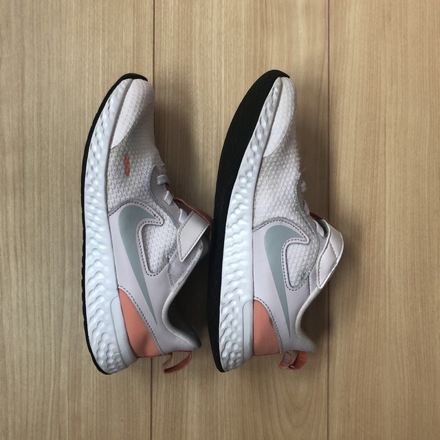 NIKE(ナイキ)のNIKE スニーカー キッズ/ベビー/マタニティのキッズ靴/シューズ(15cm~)(スニーカー)の商品写真