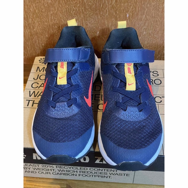 NIKE(ナイキ)の新品☆ナイキ☆NIKE☆レボリューション6☆18.5㎝☆ネイビー☆スニーカー☆靴 キッズ/ベビー/マタニティのキッズ靴/シューズ(15cm~)(スニーカー)の商品写真