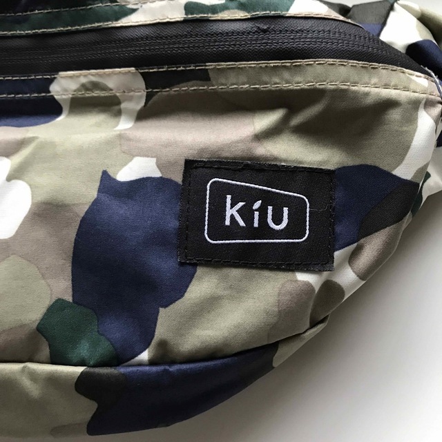 KiU(キウ)のkiu ボディバッグ 迷彩 花柄 レディースのバッグ(ボディバッグ/ウエストポーチ)の商品写真