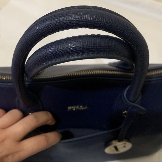 Furla(フルラ)のFURLA フルラ ハンドバッグ　2way 肩紐付き ネイビー レディースのバッグ(ショルダーバッグ)の商品写真