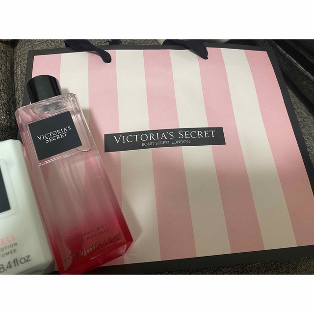 Victoria's Secret(ヴィクトリアズシークレット)のヴィクトリアシークレット　ボディローション　フレグランスミスト コスメ/美容のボディケア(ボディローション/ミルク)の商品写真