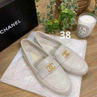 シャネル(CHANEL)のCHANEL　シャネル　ローファー　38　24cm　ホワイト　ココマーク　美品(ローファー/革靴)