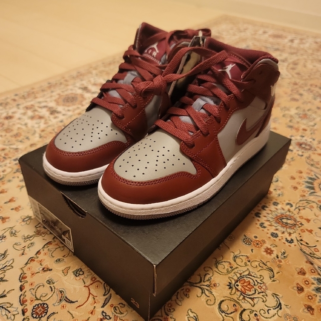 Jordan Brand（NIKE）(ジョーダン)のAIR JORDAN 1 MID(GS)CHERRYWOOD RED レディースの靴/シューズ(スニーカー)の商品写真