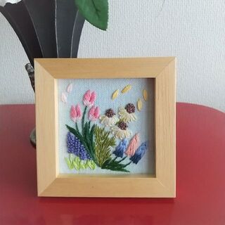 刺繡フレーム　春の花々(チューリップ・カモミール・ラベンダー・ムスカリ)(インテリア雑貨)