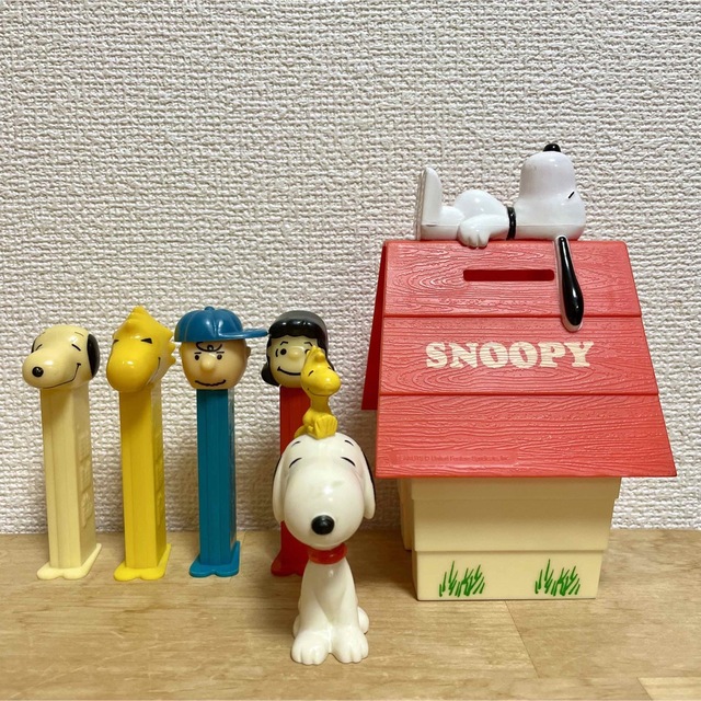 SNOOPY♪PEZ・貯金箱・フィギュアセット♪ エンタメ/ホビーのおもちゃ/ぬいぐるみ(キャラクターグッズ)の商品写真