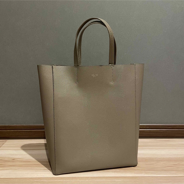 2022新商品 celine - トート カバ VERTICAL SMALL 【美品】CELINE トートバッグ 2022新商品 celine - トート カバ VERTICAL SMALL 【美品】CELINE トートバッグ