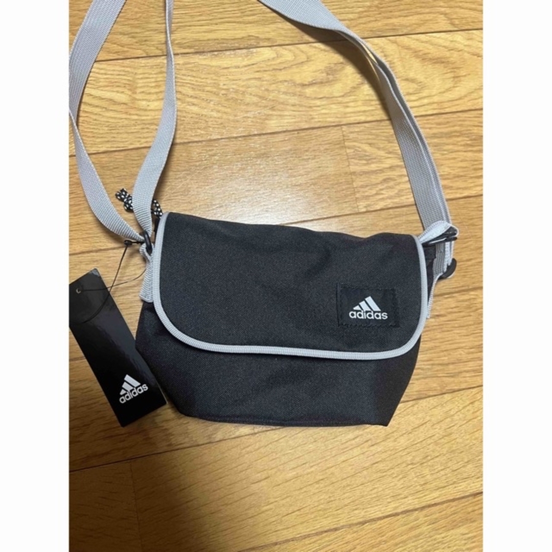 adidas(アディダス)のアディダス♡ショルダーバック　1L 新品未使用 レディースのバッグ(メッセンジャーバッグ)の商品写真