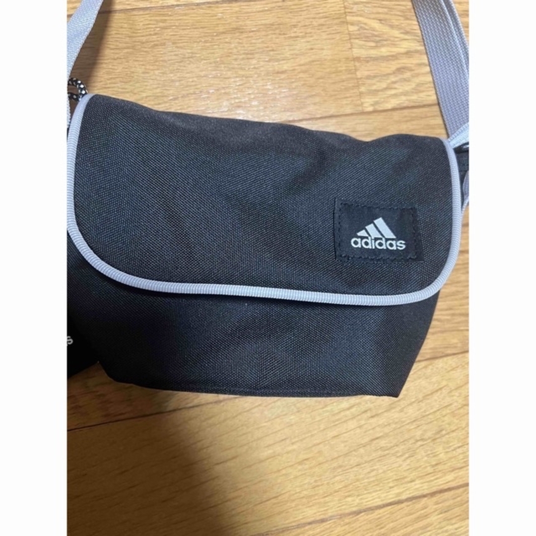 adidas(アディダス)のアディダス♡ショルダーバック　1L 新品未使用 レディースのバッグ(メッセンジャーバッグ)の商品写真