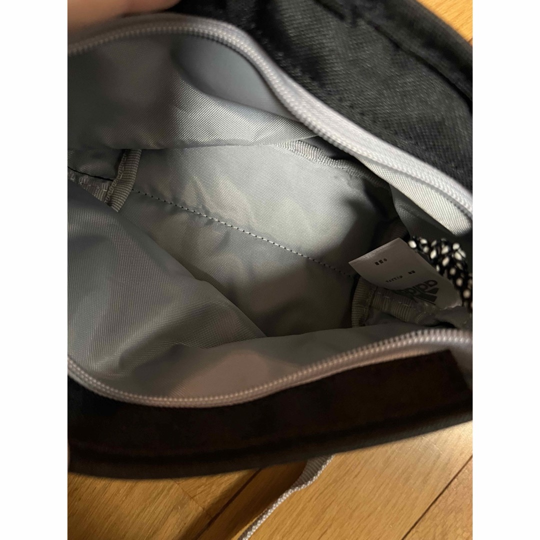 adidas(アディダス)のアディダス♡ショルダーバック　1L 新品未使用 レディースのバッグ(メッセンジャーバッグ)の商品写真
