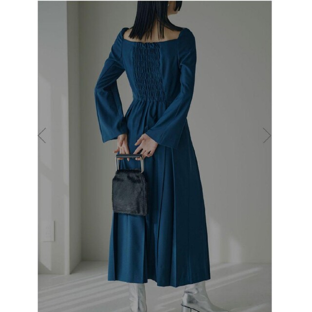 Ameri VINTAGE(アメリヴィンテージ)の2WAY OFF SHOULDER TUCK PLEATS DRESS レディースのワンピース(ロングワンピース/マキシワンピース)の商品写真