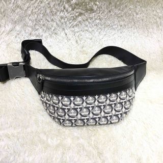 Salvatore Ferragamo - 【美品】Salvatore Ferragamo ボディバック